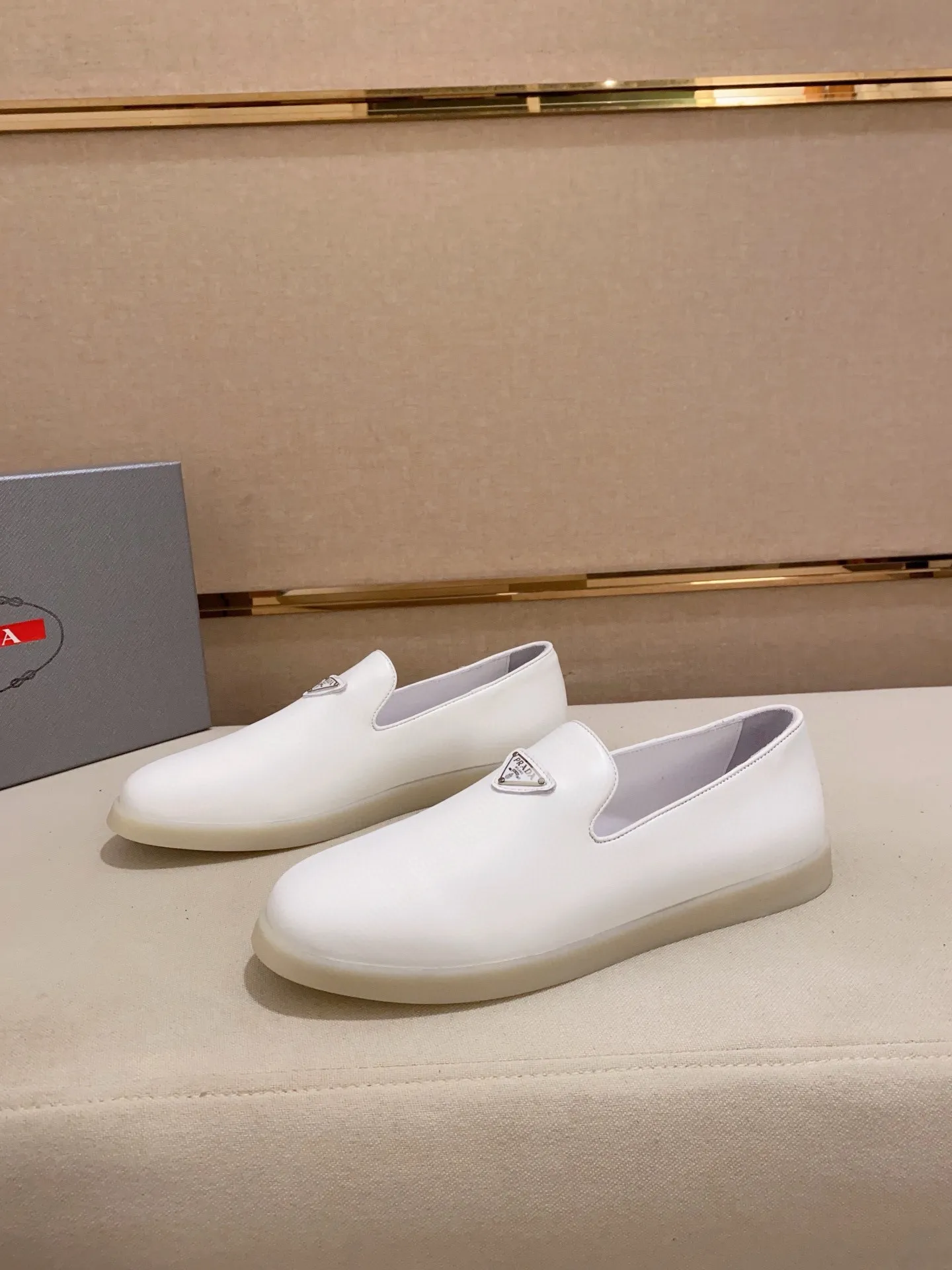 Men's shoes 💰 580💰 ✔️✔️✔️High-quality new PRADA counters are launched at the same time. The new men's shoes and 😘fabrics are selected from high-silk bald cowhide and are made by pure handicrafts. Lining: Full cowhide lining. 👍🏿 High-end ☄️ air-cushion molded anti-slip rubber outsole, exquisite lines, simple and elegant, comfortable and high-end for leisure travel. Code number: 38 to 44 (45 can be customized)